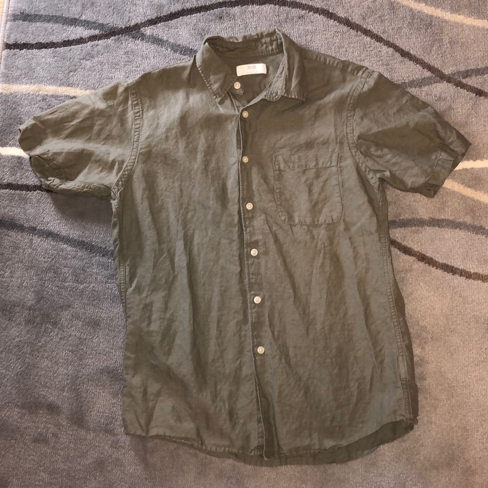 Small Men’s Uniqlo Button Down